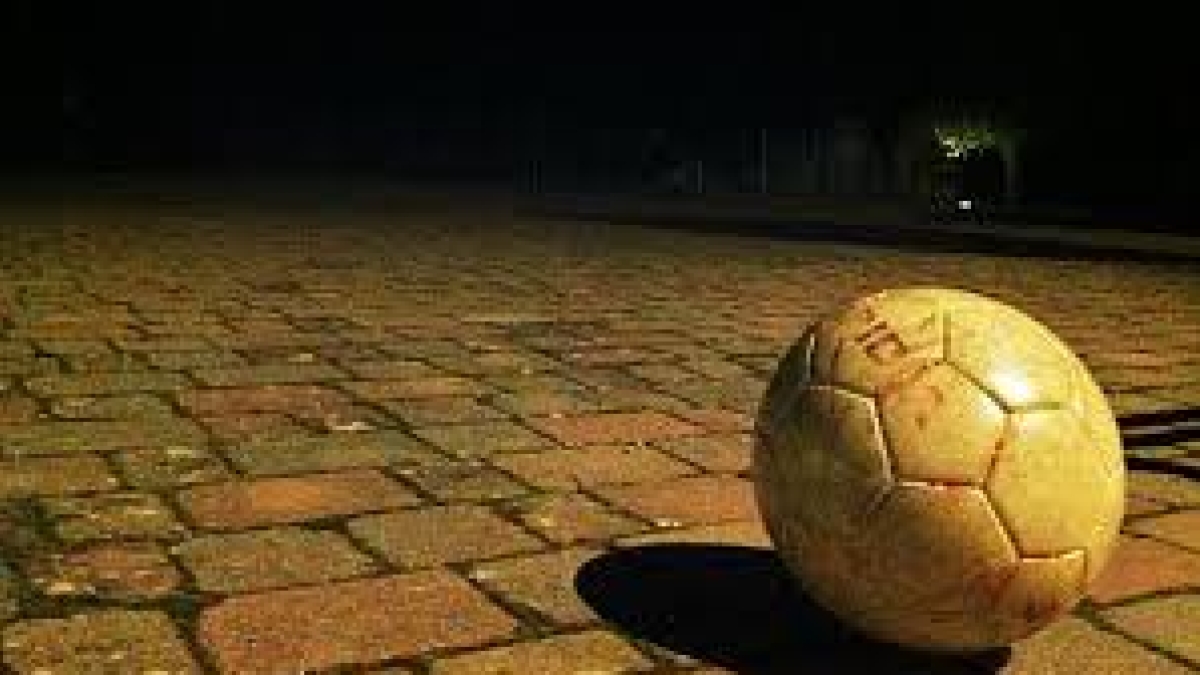 «Col pallone ci si fa male»: la sindaca di Barga vieta il calcio in piazza d'estate