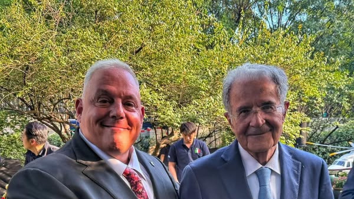 Grosseto, il sindaco (di destra) stringe la mano a Prodi in Cina e i «suoi» lo ricoprono di insulti