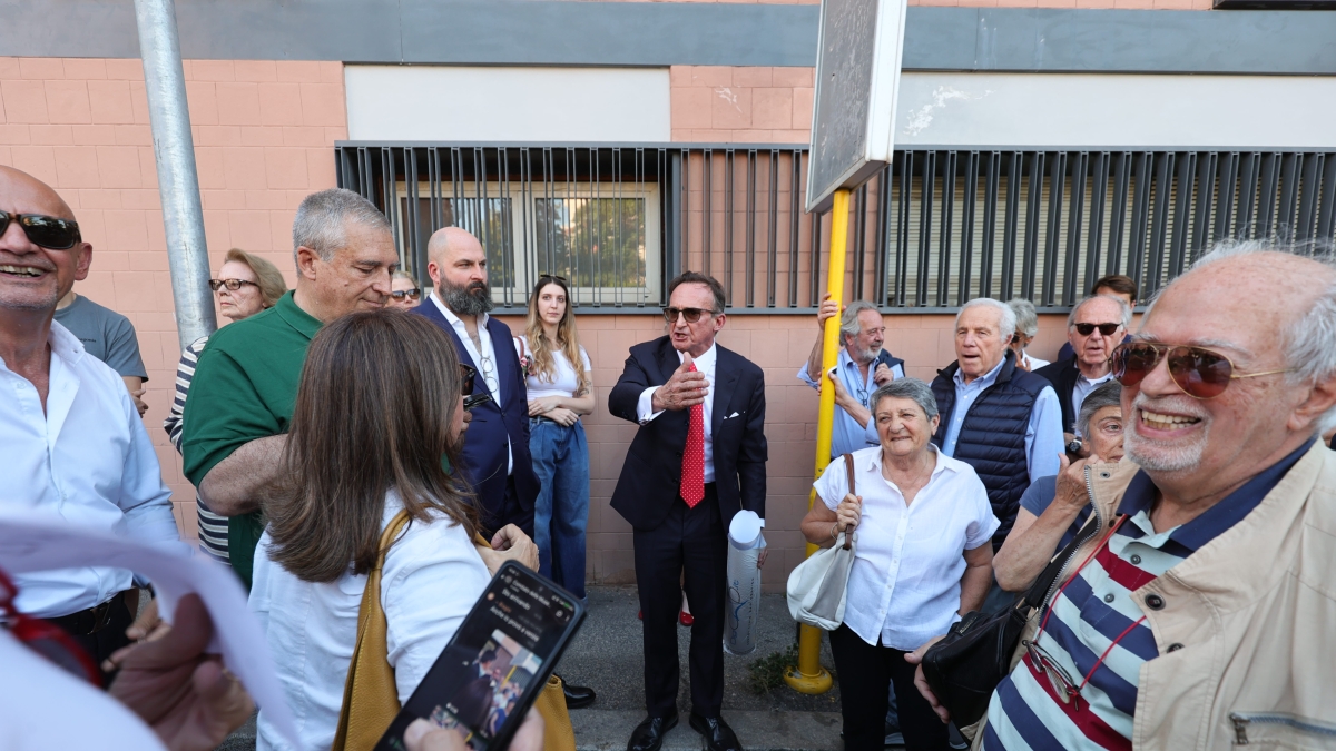 Roma, sit-in dei residenti contro la palazzina di via Petrolini: «Stop ai lavori». Il costruttore: «Gente snob»