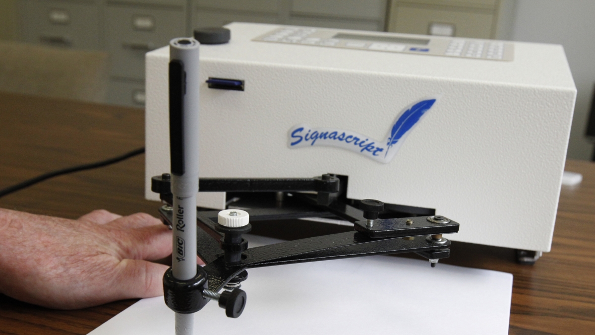 cos è l autopen il robot che replica le firme del presidente trump abuso con biden non sapeva cosa firmava