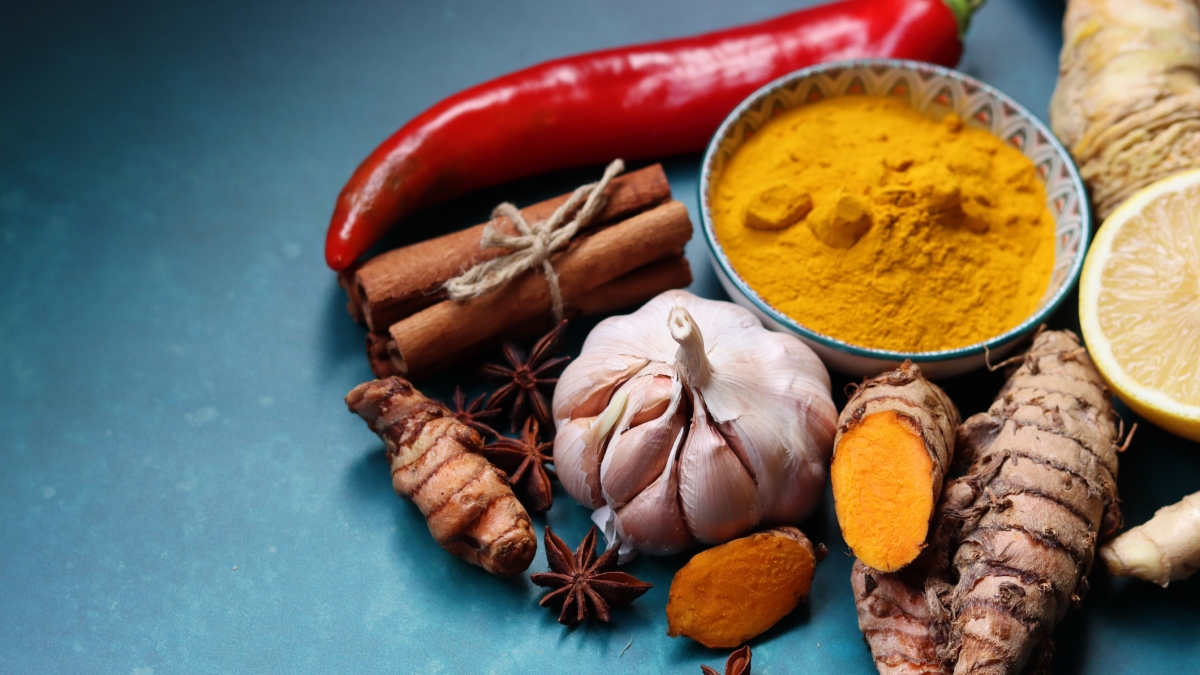 Spezie e Farmaci: Zenzero, Curcuma e Cannella – Un Mix Salutare da Usare con Prudenza