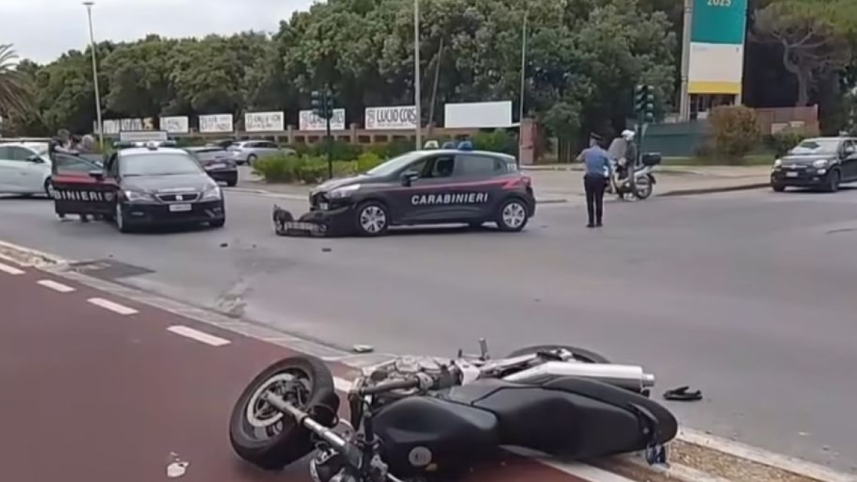 Inseguimento da film in Versilia: motociclista non si ferma all'alt, scappa, poi si schianta contro l'auto dei carabinieri
