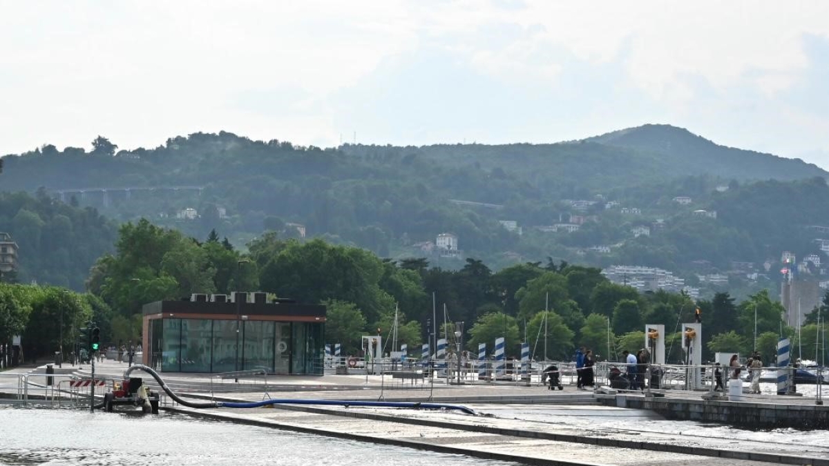 Esonda il Lario a Como: il lungolago è chiuso e il traffico bloccato. Paradosso paratie: sono pronte dopo 18 anni ma ancora non funzionano