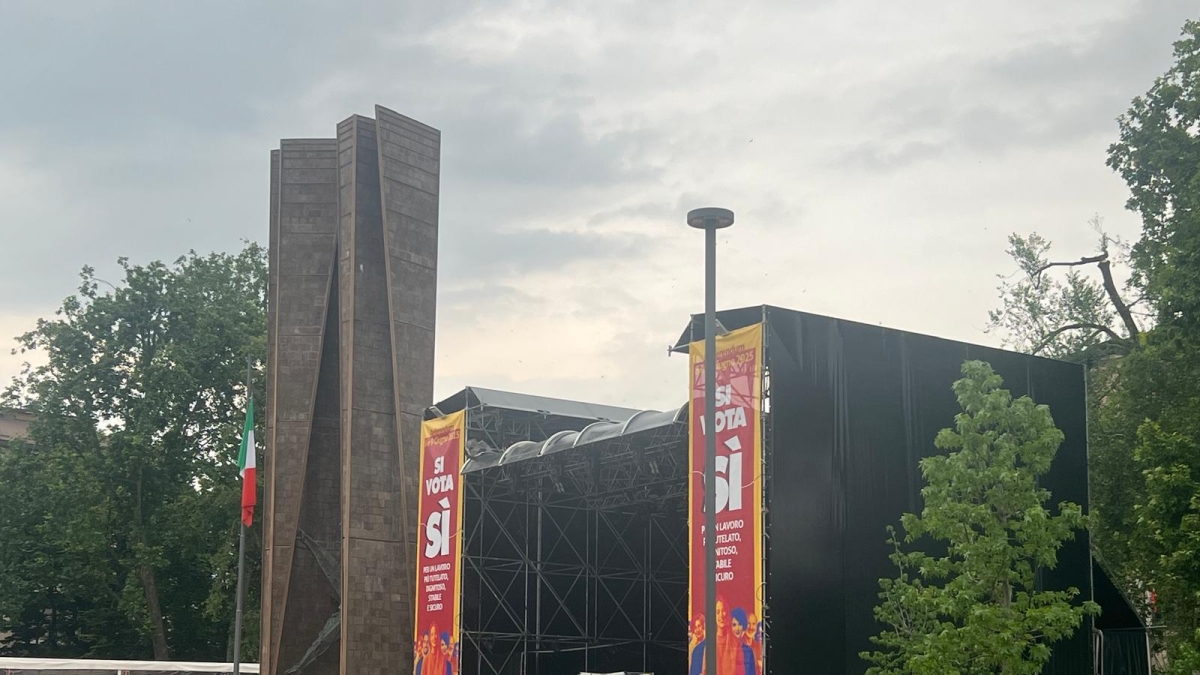 Referendum a Bergamo, scontro sul palco del Sì per il concertone della Cgil: «Propaganda elettorale», «A mezzanotte verrà rimosso»