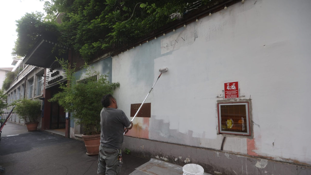Milano, il Teatro Parenti vandalizzato con scritte contro Israele e lucchetti affissi ai cancelli. La replica: «Basta odio e intolleranza»