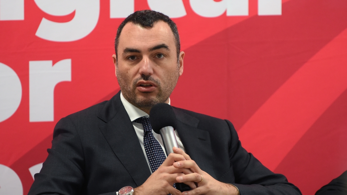 Richiesta d'arresto per l'assessore Delli Noci: si è dimesso anche dalla carica di consigliere. «Atto a tutela della Regione e della famiglia»