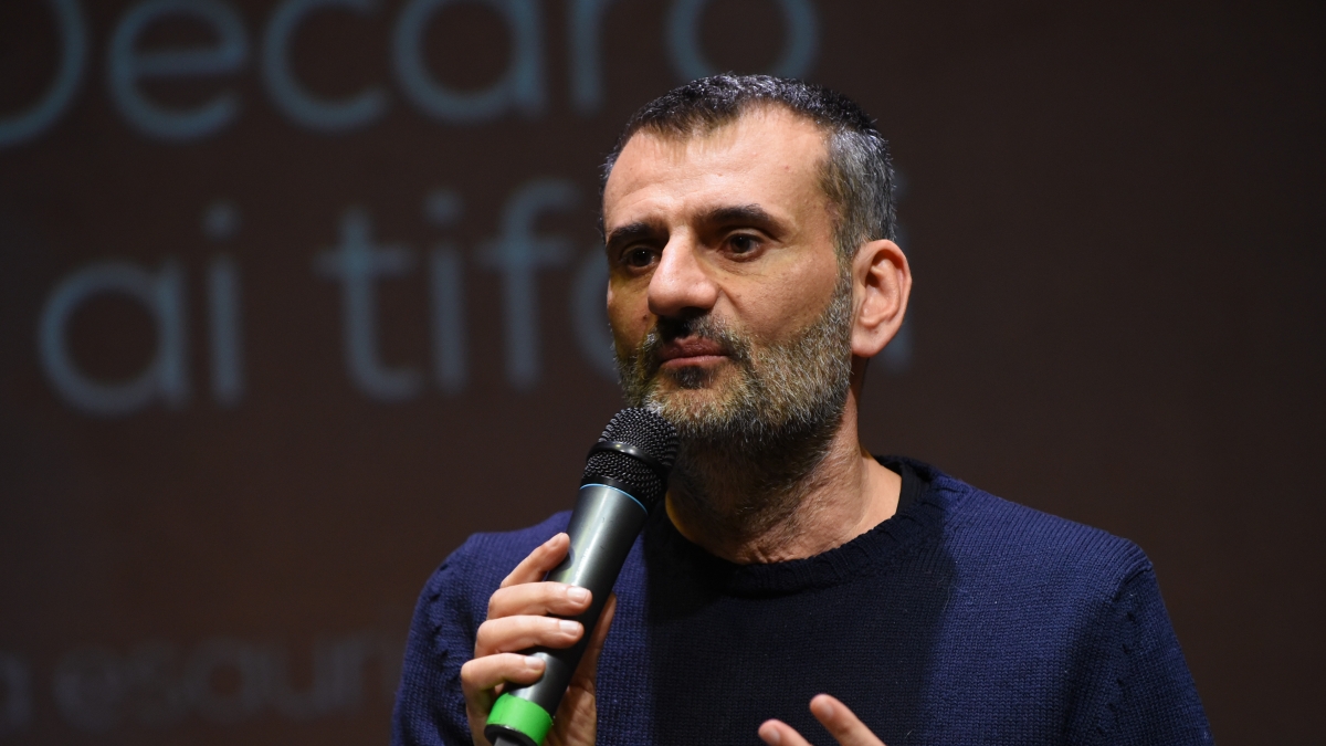 Abbracci con Schlein e tifo per Bitetti, ma Decaro ora tentato dal mollare