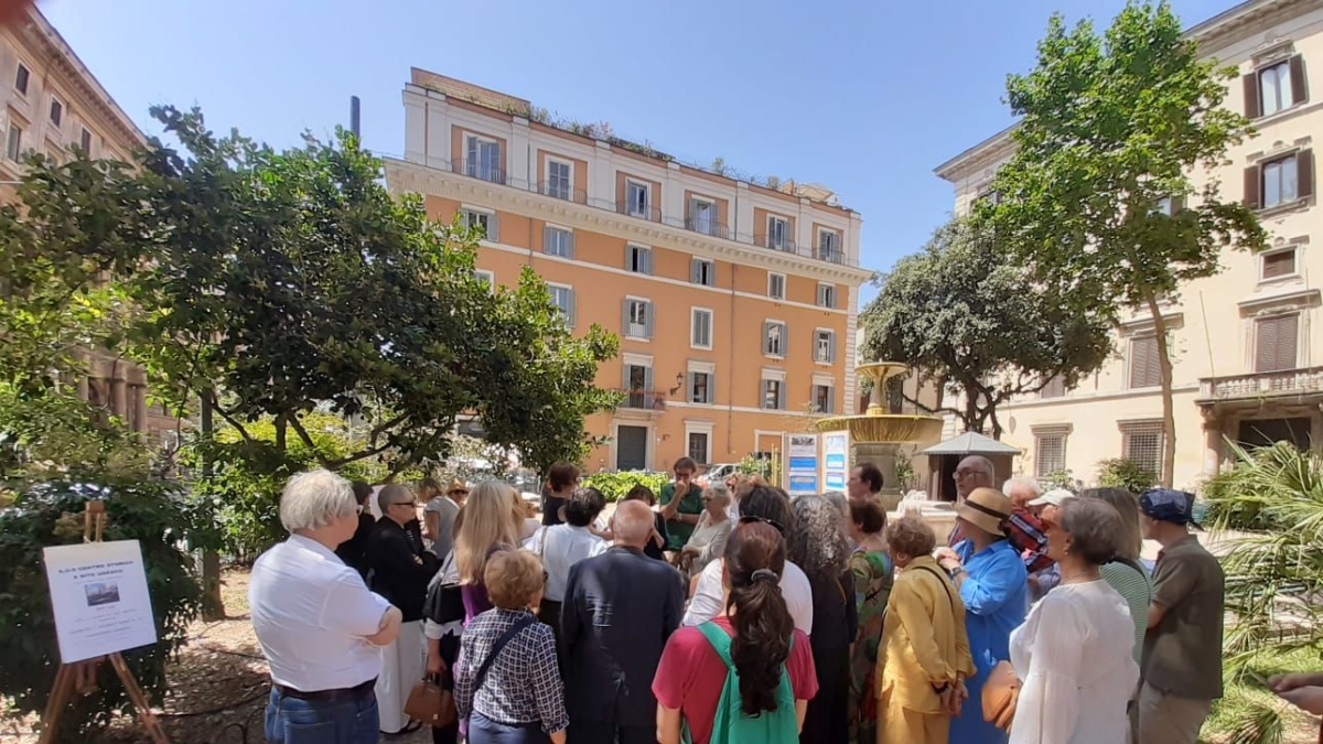 Roma piazza Cairoli, appello al sindaco delle associazioni: «No all'iperturismo, regole sui dehors, più attenzione alla mobilità»