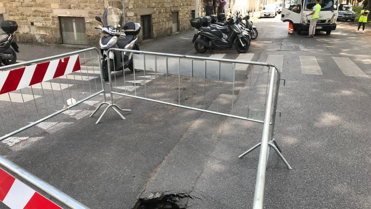 Firenze, cede l'asfalto in via Lungo l'Affrico: maxi buca e strada chiusa