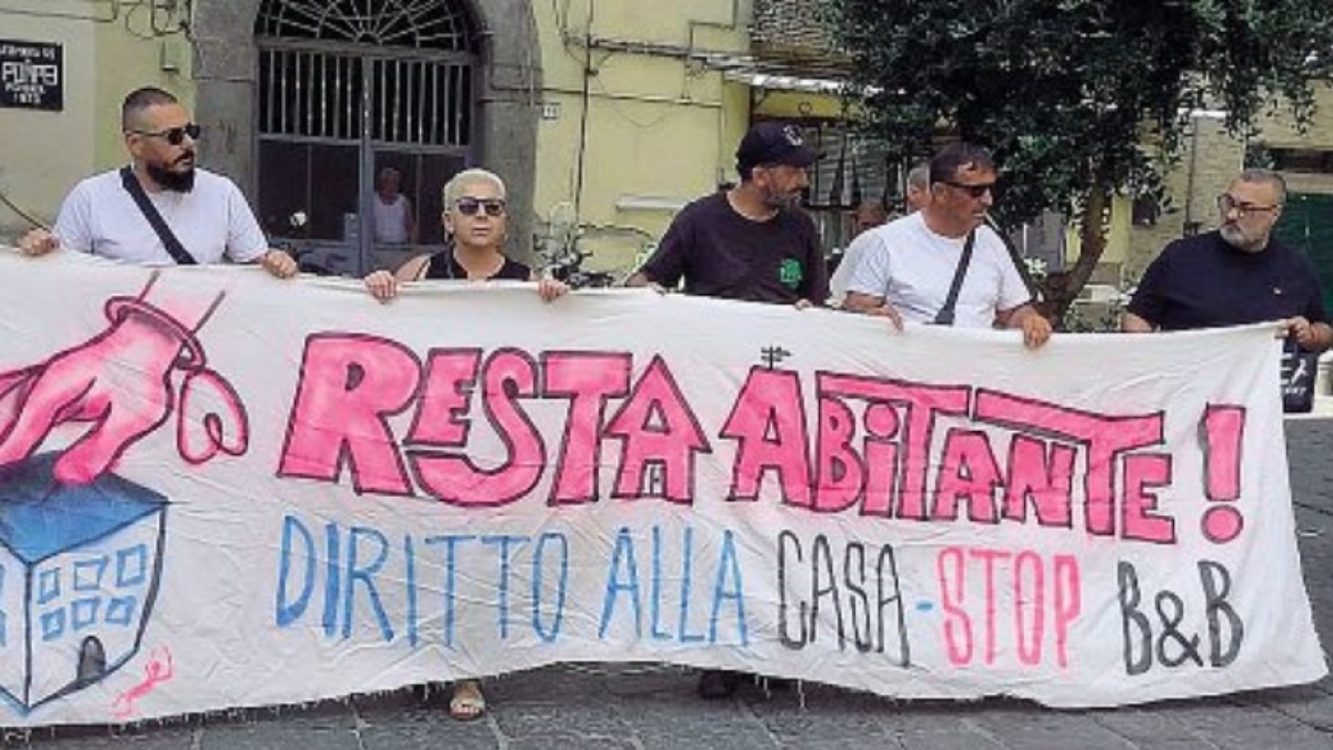 Napoli, il proliferare di B&B e case vacanza «ha aumentato gli sfratti del 600%»