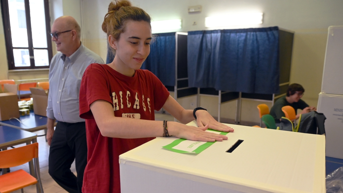 Urne aperte a Firenze per il referendum fino alle 15 di lunedì: in Toscana affluenza superiore alla media