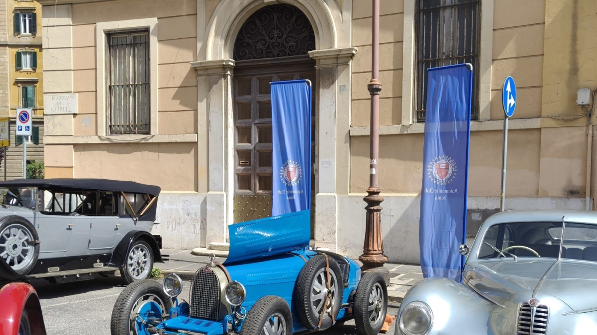 Bugatti, Balilla e Ferrari: le auto storiche nel cuore di Roma rievocando il «Reale Premio Roma»