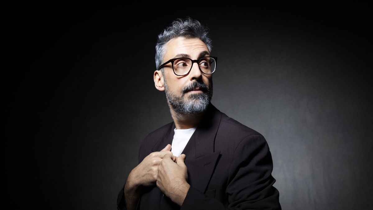 Brunori: «Facevo il cassiere della Siena Parcheggi e scrivevo musica per cartoni animati. Ho perso 10 chili grazie a Jovanotti»