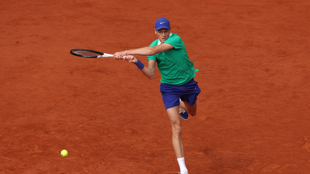 Sinner-Alcaraz, finale Roland Garros: Jannik vince il 1° game da 12 minuti  Diretta 1-0 | Lo scontro più bello | I 6 consigli di Panatta