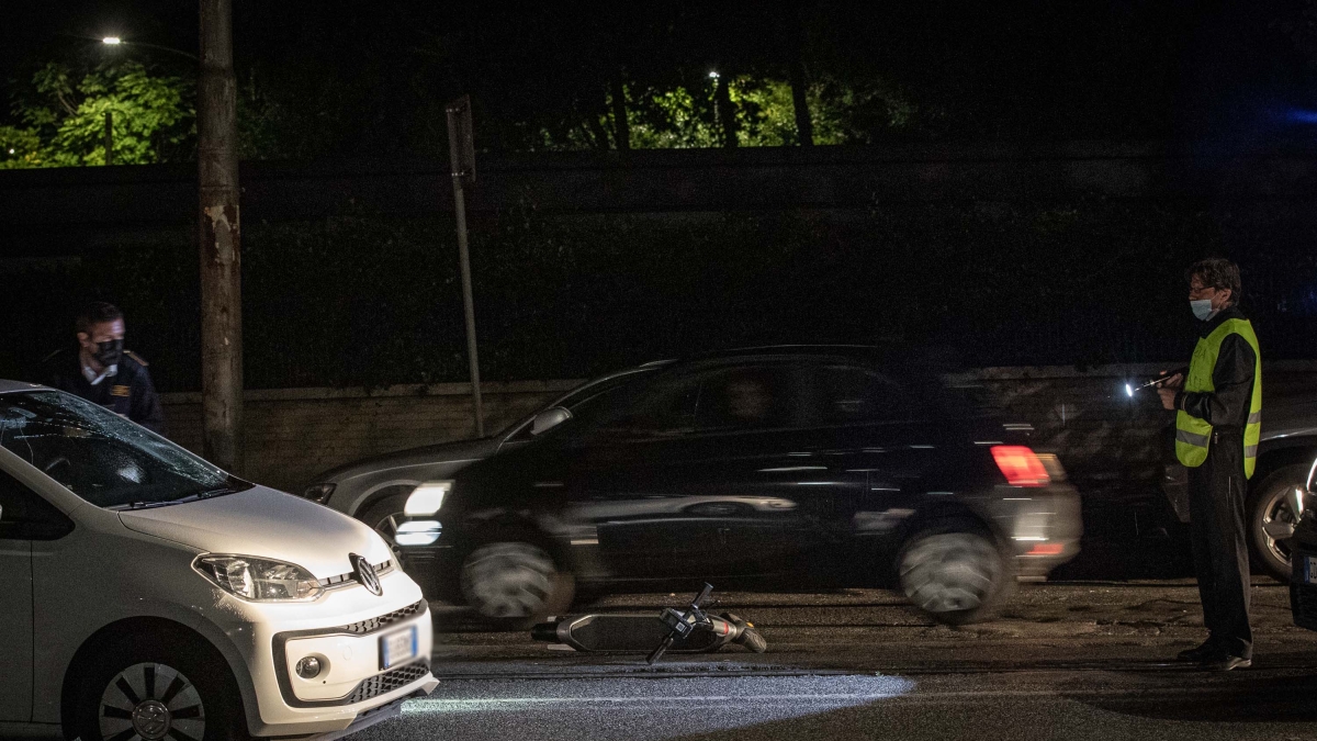 Milano, due diversi incidenti in monopattino nella stessa strada a distanza di due ore: 21enne in gravi condizioni