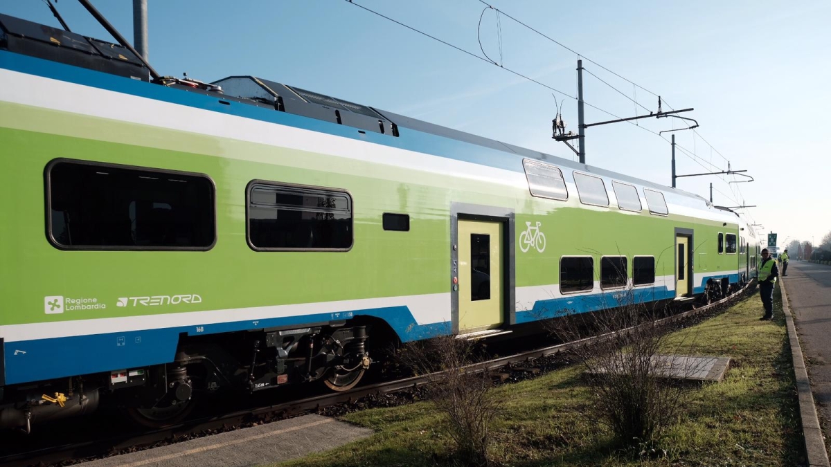 Varese, giovane muore sotto un treno, bloccata la linea ferroviaria Malpensa-Varese-Como: ritardi fino 120 minuti