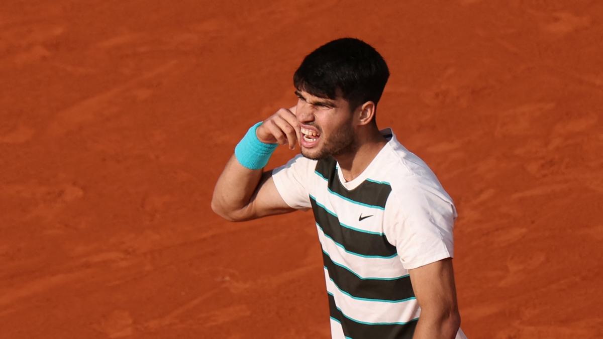 Alcaraz trionfa al Roland Garros, Sinner spreca 3 match point e si arrende dopo oltre 5 ore di battaglia epica 6 4, 7 6, 4 6, 6 7, 6 7 Alcaraz trionfa al Roland Garros, Sinner spreca 3 match point e si arrende dopo oltre 5 ore di battaglia epica 6 4, 7 6, 4 6, 6 7, 6 7
