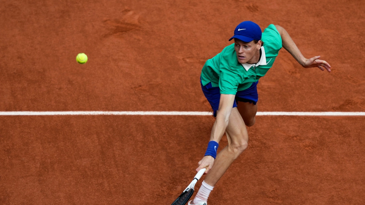 Sinner-Alcaraz, finale Roland Garros: Carlos serve per il set ma Jannik è fenomenale e fa il break Live 6-4, ...