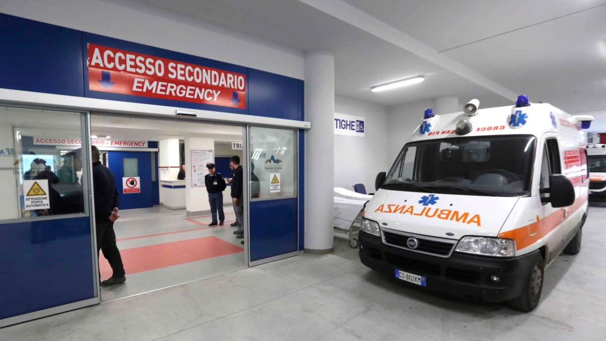 Incidente sul lavoro a Nola, operaio cade da impalcatura in un negozio in allestimento al Vulcano Buono: è in gravi condizioni