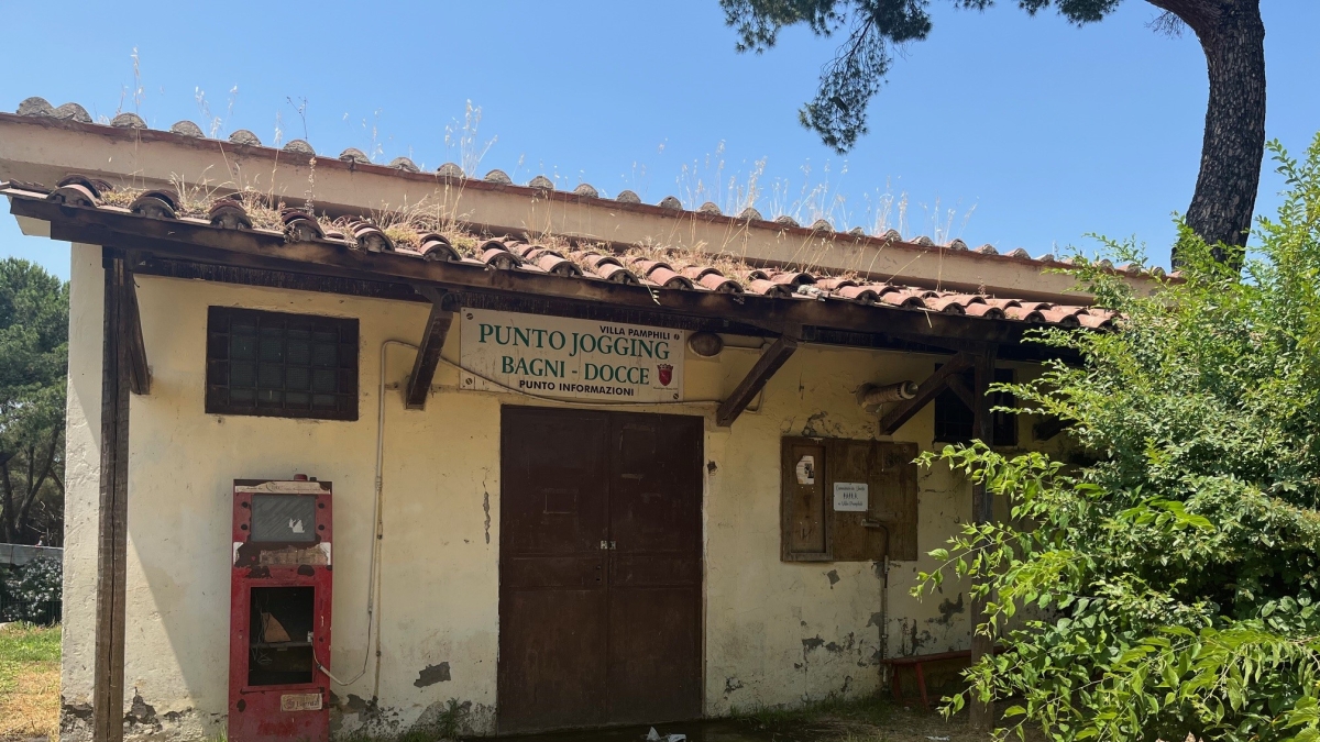 Villa Pamphili tra prostituzione, toilette chiuse e incuria: il parco più amato mostra le sue fragilità