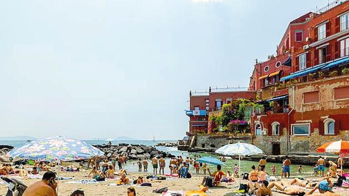 Spiagge a Napoli, torna il numero chiuso. E si aggiungono 40 posti in più