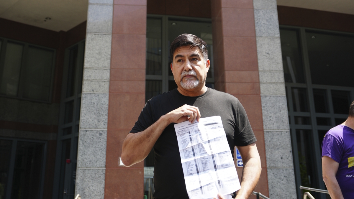 Los Angeles, il sindacalista simbolo ora rischia sei anni. La folla fuori dal carcere: «Sì, se puede» Los Angeles, il sindacalista simbolo ora rischia sei anni. La folla fuori dal carcere: «Sì, se puede»