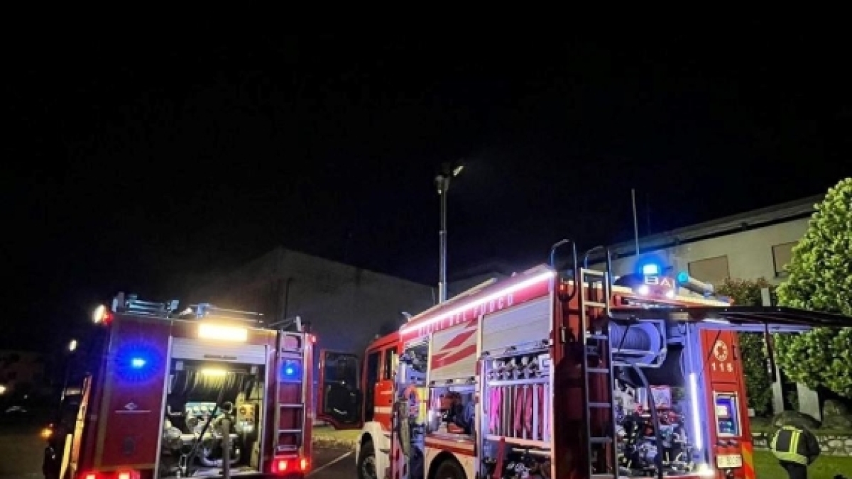 L'attentato incendiario alla polizia locale di Colico: preso il piromane che ha bruciato le auto, è un 38enne