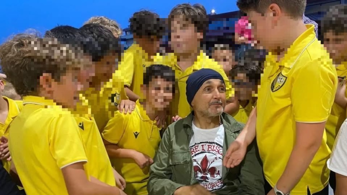 Spalletti nella sua Empoli dopo l'addio alla Nazionale: l'incontro con i bambini della scuola calcio Avane «Era impensabile, ma ha voluto esserci»