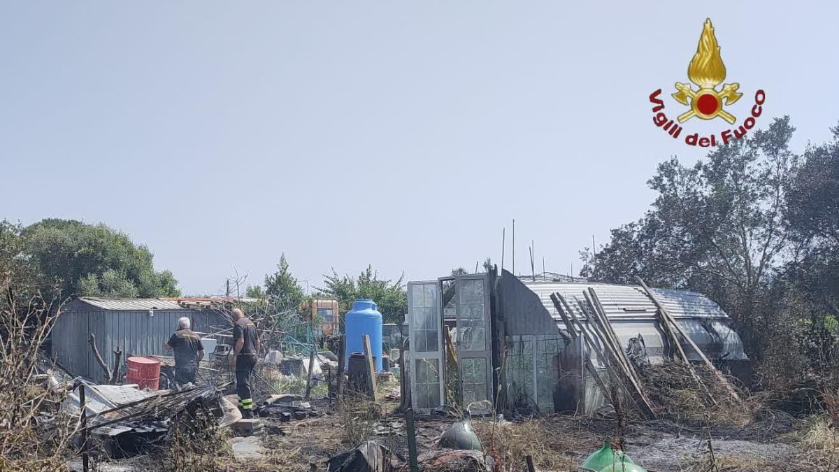 Incendi a Roma: esplode una bombola di gas, feriti un pompiere e un vigile urbano a Ostia Antica