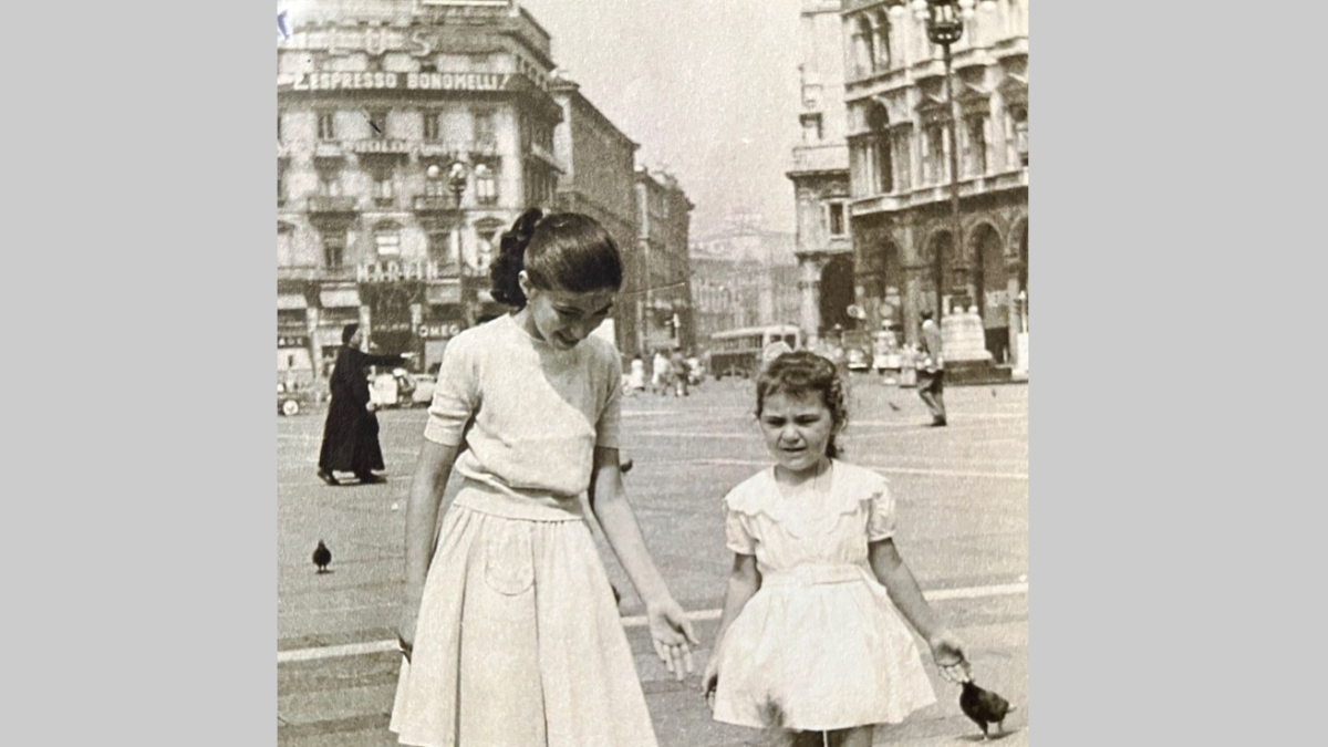 Milano, 1959: i piccioni in piazza Duomo nell'anno in cui iniziano gli scavi per la metropolitana
