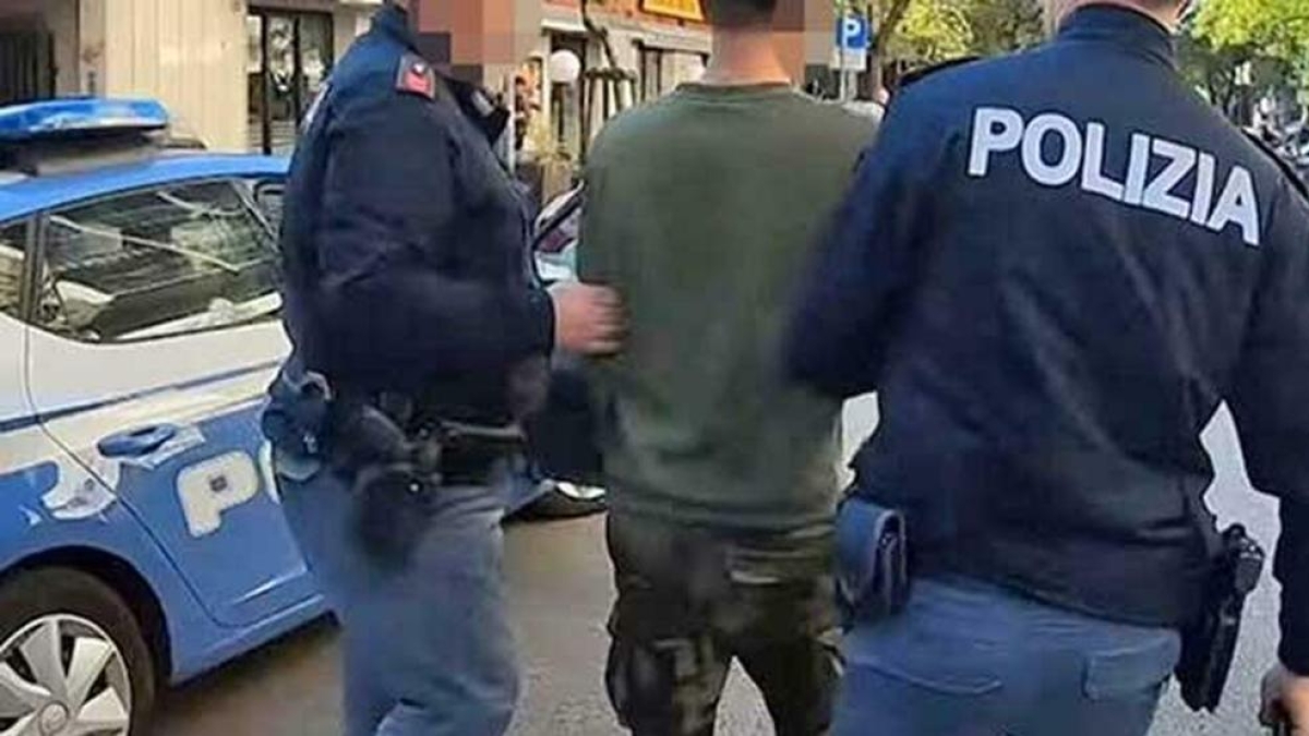 Appio, ladro maldestro si ferisce durante il colpo: la polizia lo arresta seguendo la scia di sangue