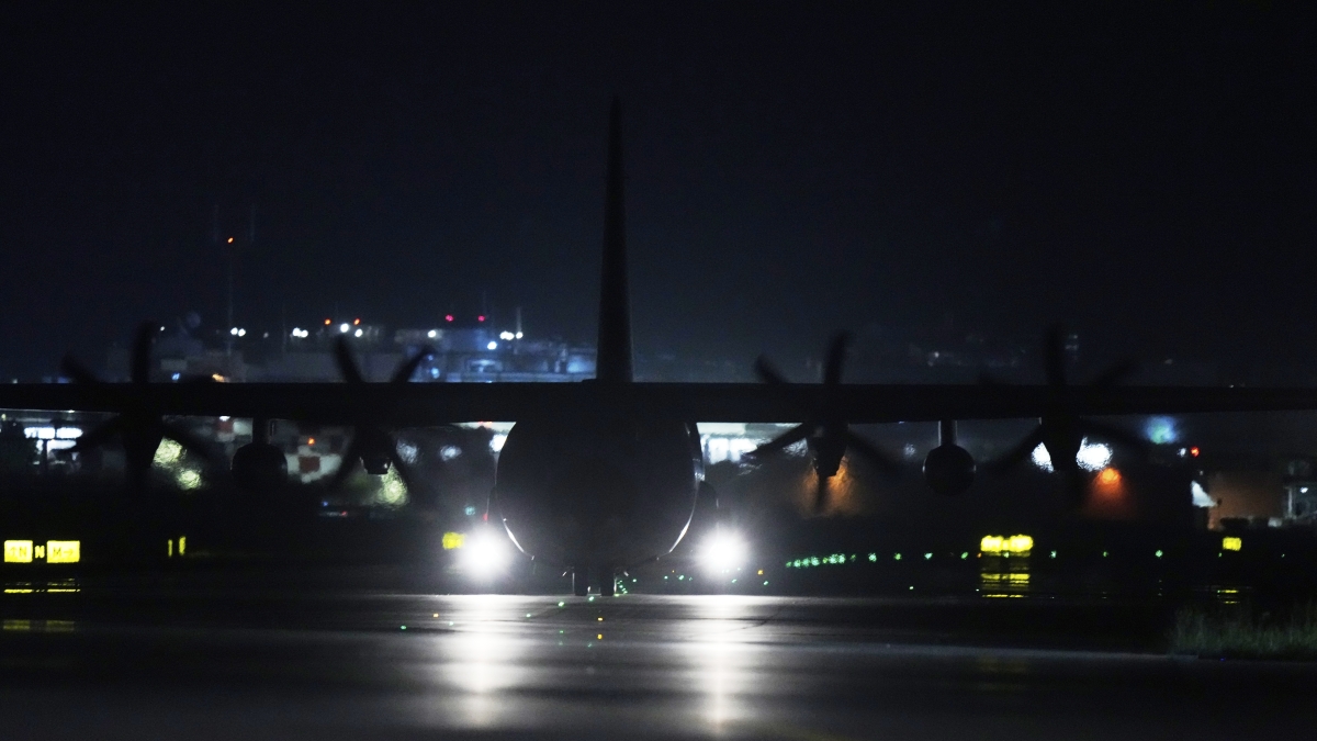 Atterrati a Linate i primi bambini da Gaza: c Atterrati a Linate i primi bambini da Gaza: c