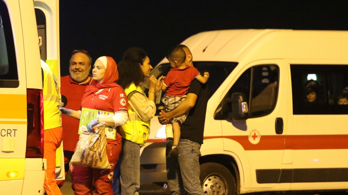 Atterrati a Linate nella notte i primi bambini da Gaza: c Atterrati a Linate nella notte i primi bambini da Gaza: c