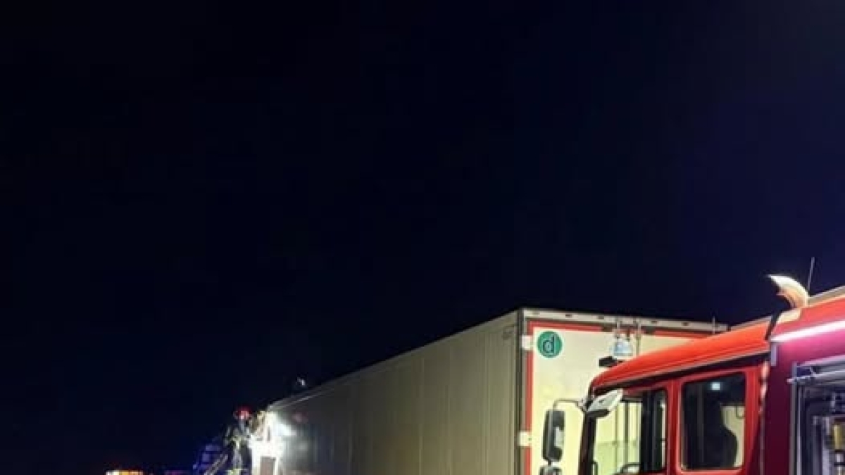 A1 nel caos con tre incidenti nel tratto toscano tra la notte e la mattina: autostrada chiusa per ore e lunghe code. Morto un camionista