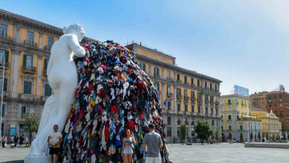 Arte al Municipio, sbagliate quelle opere nel vuoto della piazza