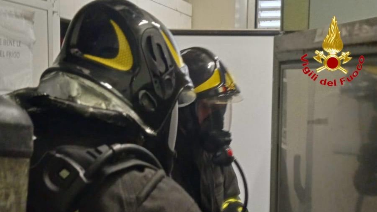 Milano, un frigorifero rotto fa scattare l'allarme esplosione al Politecnico: fatti brillare 5 grammi di diazonio. Una ricercatrice era già rimasta ferita