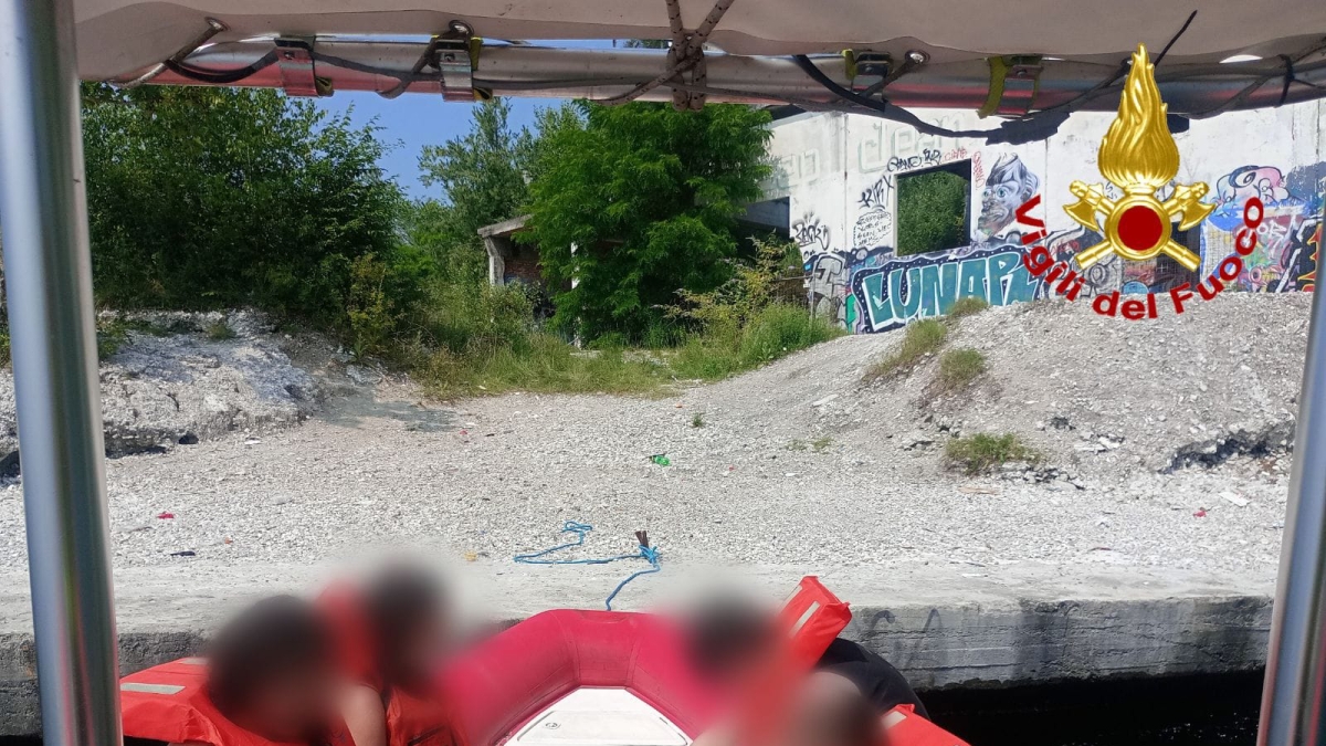 Crollano i ruderi della fornace di Castelveccana, feriti tre ragazzi che festeggiano la fine della scuola con tour nella fabbrica proibita e tuffi