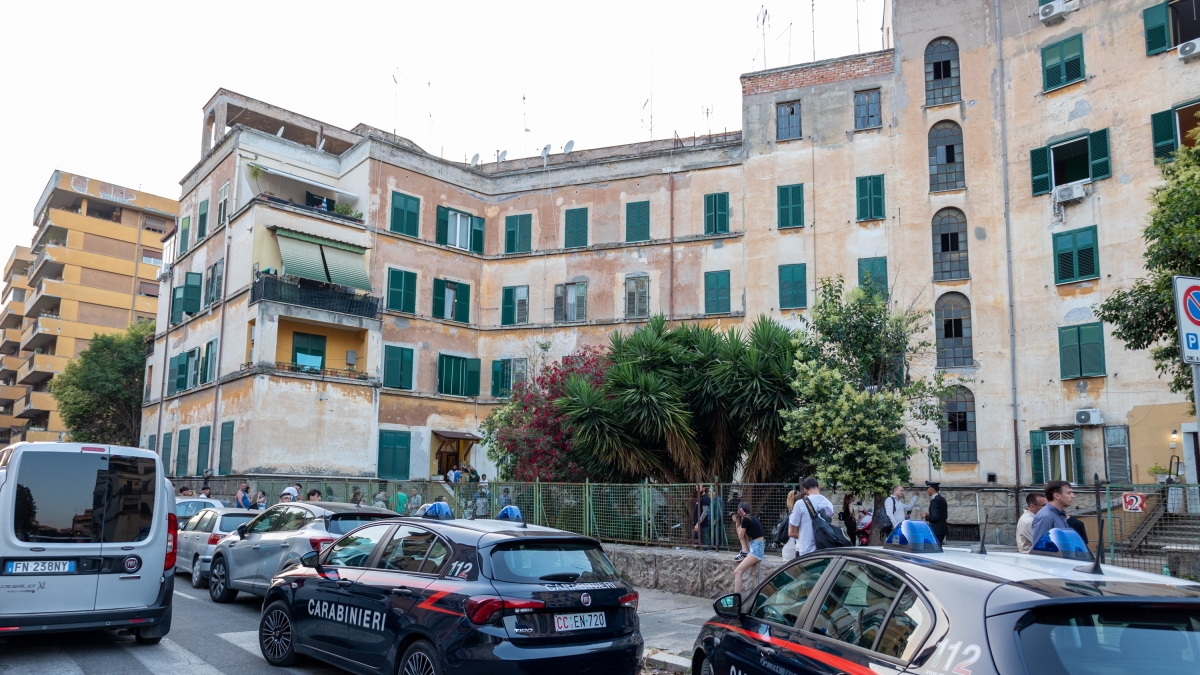 Tensione alla Garbatella, ingoia la cocaina durante un controllo e muore. Gli amici circondano i carabinieri