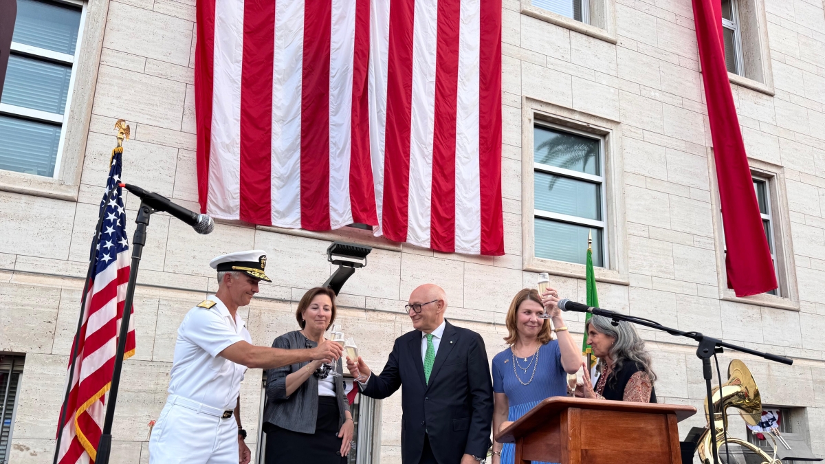 Consolato Usa a Napoli, la festa per l'Indipendence Daye l'addio di Tracy E. Roberts-Pounds