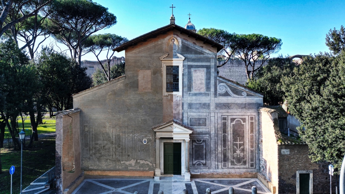 Restaurata la facciata della Chiesa dei Santi Nereo e Achilleo a Caracalla a Roma: torna la decorazione del 1600. Com'era rovinata, e com'è oggi