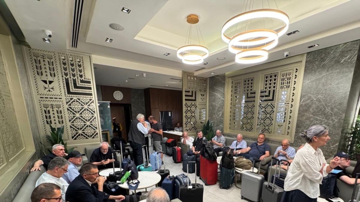 Attacco di Israele all'Iran, i vescovi toscani in viaggio a Gerusalemme tornano in Italia