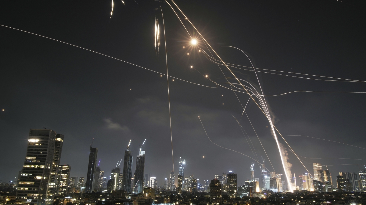 Israele: «Tutto il Paese è sotto attacco». Esplosioni a Gerusalemme, boati e colonne di fumo a Tel Aviv: ...