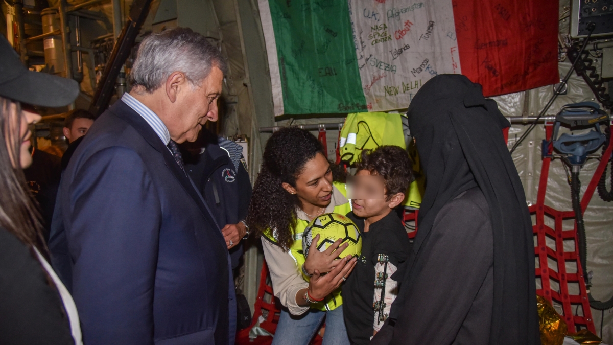 Milano, parte la raccolta di abiti, giochi e denaro per Adam e gli altri bambini arrivati da Gaza: ecco come donare