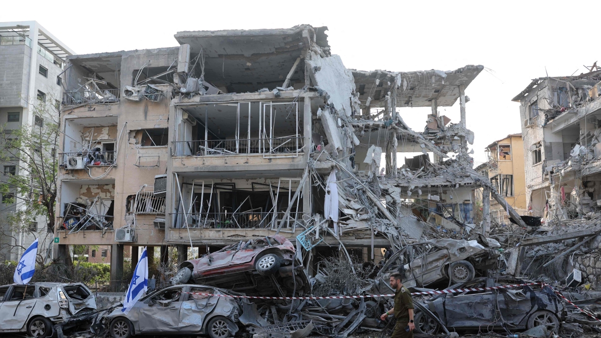 Israele Iran, notte di attacchi. Bombardato il quartiere di Khamenei. Colpito edificio a sud di Tel Aviv: 2 morti. La tv di Teheran: abbattuti droni spia | È guerra. «Se colpite i civili, nel mirino i leader politici» Israele Iran, notte di attacchi. Bombardato il quartiere di Khamenei. Colpito edificio a sud di Tel Aviv: 2 morti. La tv di Teheran: abbattuti droni spia | È guerra. «Se colpite i civili, nel mirino i leader politici»