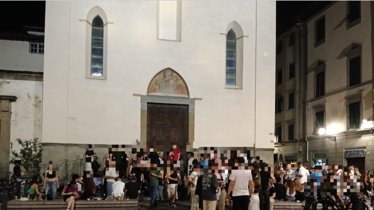 Firenze, un rave sul sagrato di Sant’Ambrogio: la stretta sui controlli sulla «malamovida» non si vede ancora
