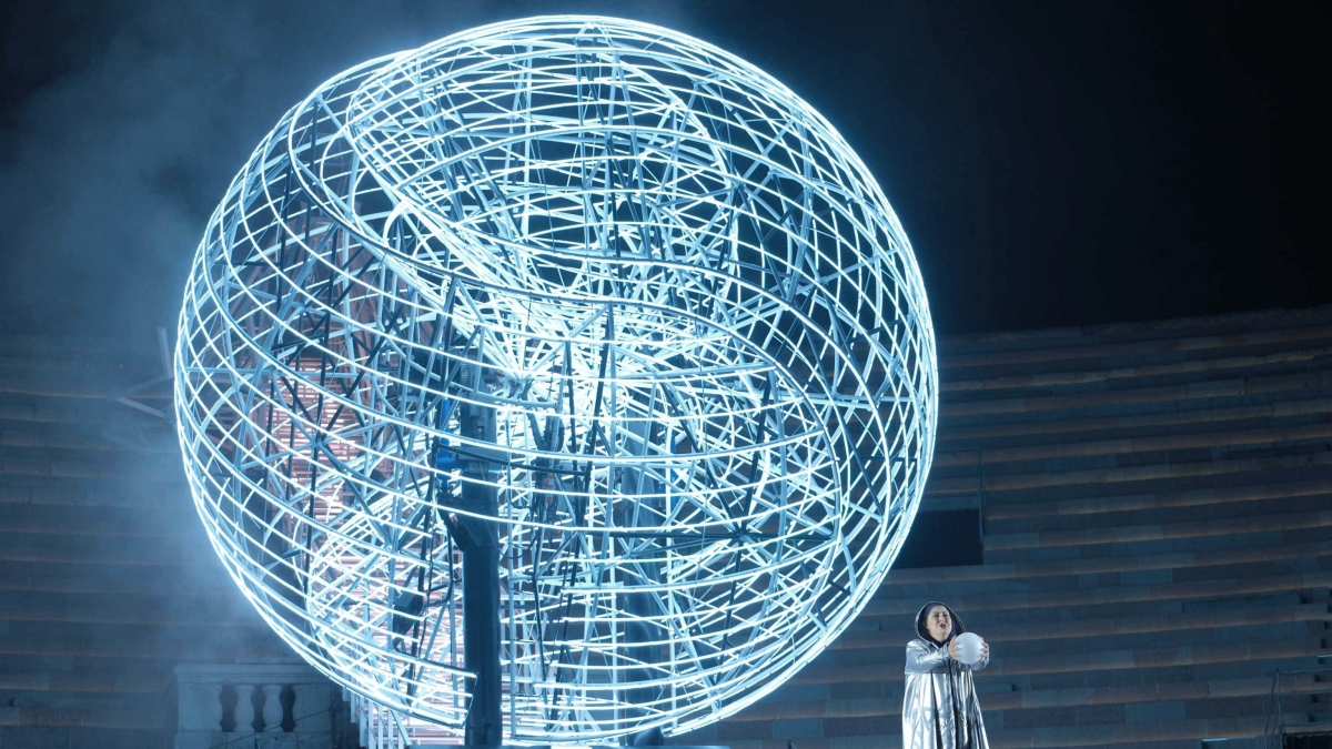 Un Nabucco atomico e spaziale tra tensioni eterne ed «effetti speciali» che lasciano freddi