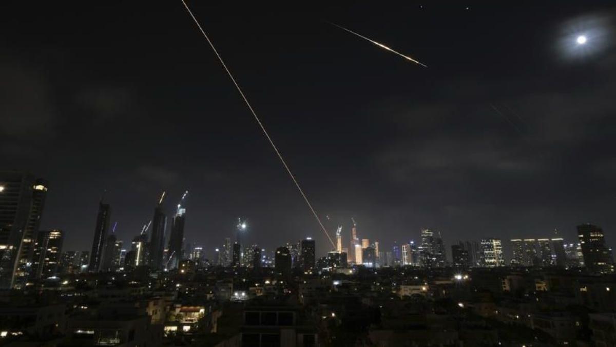 Ondata di missili iraniani su Israele, la rappresaglia di Teheran. Gerusalemme: colpita base missilistica sotterranea in Iran. Fonti media: raid israeliano su Yemen per colpire un leader Houthi Ondata di missili iraniani su Israele, la rappresaglia di Teheran. Gerusalemme: colpita base missilistica sotterranea in Iran. Fonti media: raid israeliano su Yemen per colpire un leader Houthi