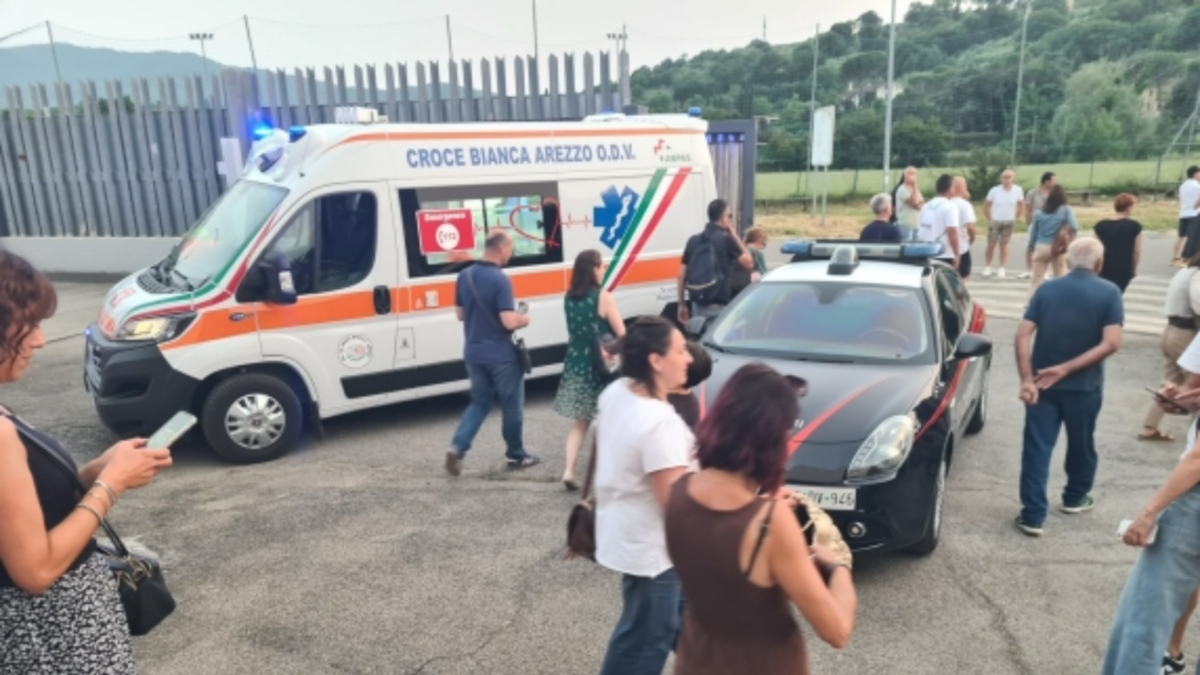 Pestò a calci, pugni e seggiolate l'arbitro 18enne della partita del figlio ad Arezzo: daspo di 4 anni al padre violento