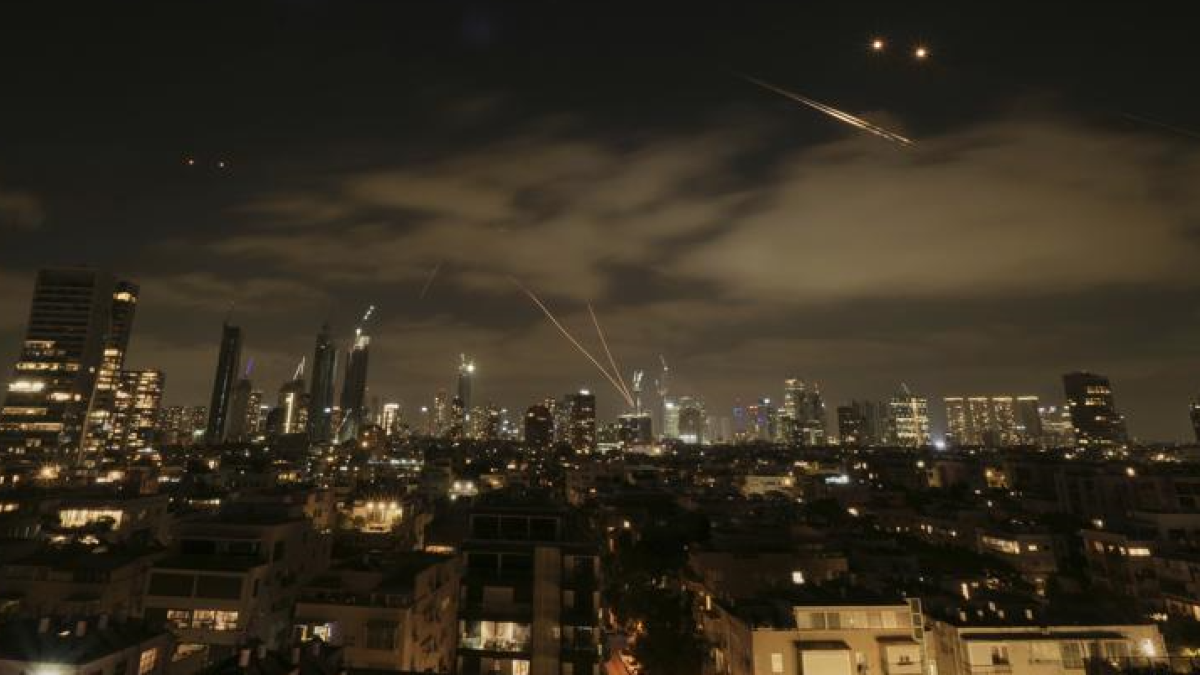 Nuova raffica di missili iraniani su Israele, sirene in azione. Netanyahu: «Eliminati il capo dell Nuova raffica di missili iraniani su Israele, sirene in azione. Netanyahu: «Eliminati il capo dell