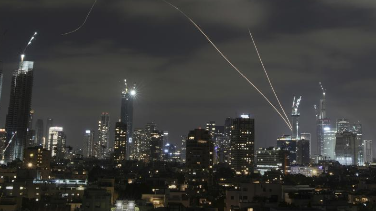Nuova raffica di missili iraniani su Israele, forti esplosioni nel centro di Tel Aviv e ad Haifa. L Nuova raffica di missili iraniani su Israele, forti esplosioni nel centro di Tel Aviv e ad Haifa. L